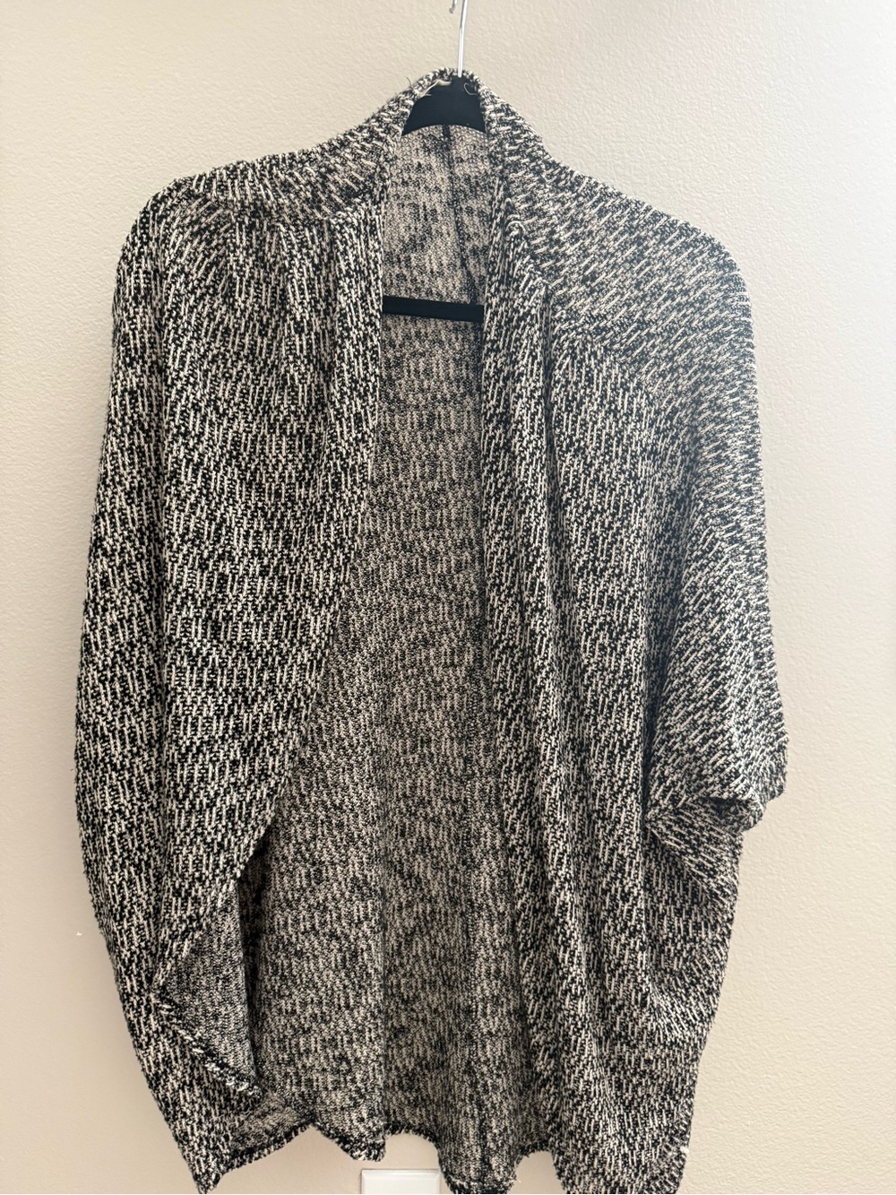 painted threads Black & White Marled Open-Front Cardigan